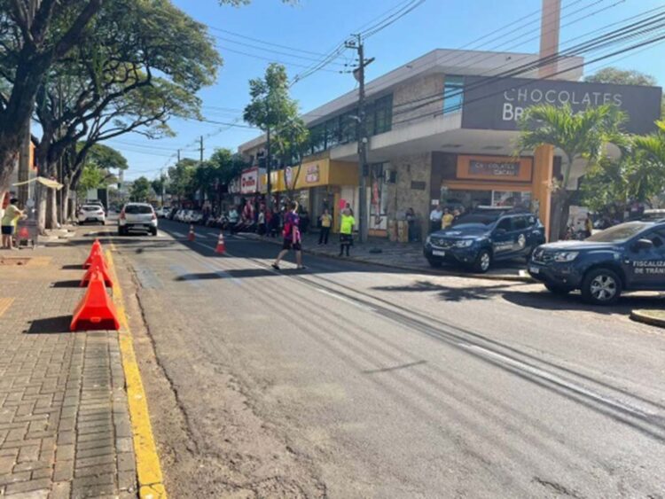 Município realiza ação em alusão ao Dia do Pedestre no centro de Paranavaí
