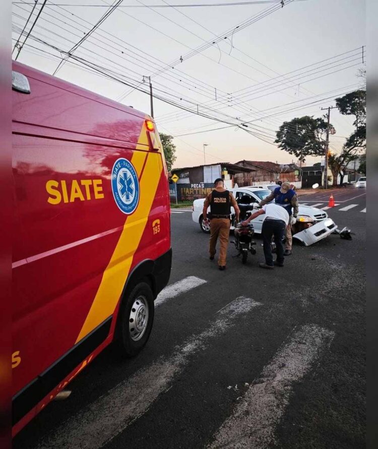 Acidente entre carro e motocicleta deixa mulher ferida, em Paranavaí