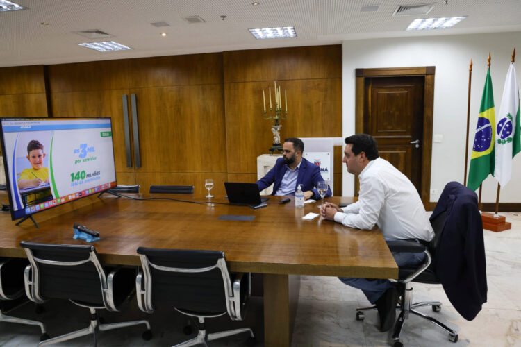 Governador anuncia bônus para nota boa no Ideb e projeto de energia solar nas escolas