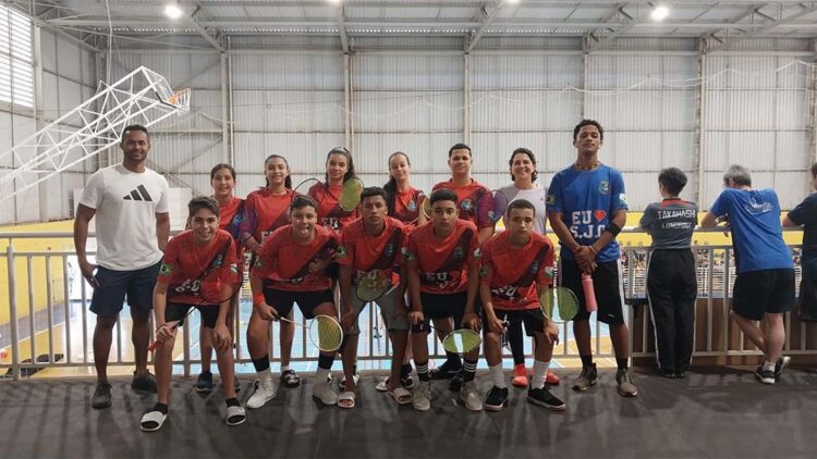 Atletas de São João do Caiuá conquistam medalhas em competição de badminton