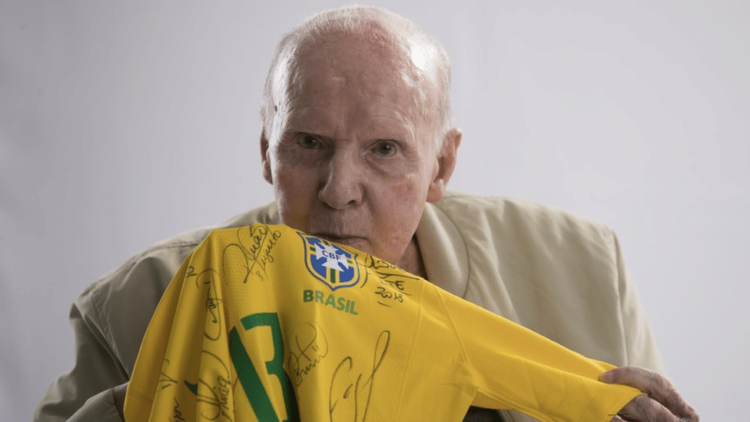Zagallo respira sem ajuda de aparelhos e estado é estável, segundo boletim