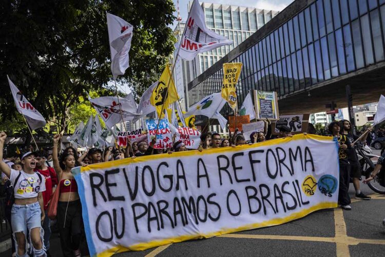 Impasse do novo ensino médio ameaça produção de livros didáticos