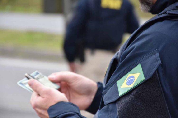 PRF flagra motocicleta com mais de R$ 70 mil em multas no Paraná