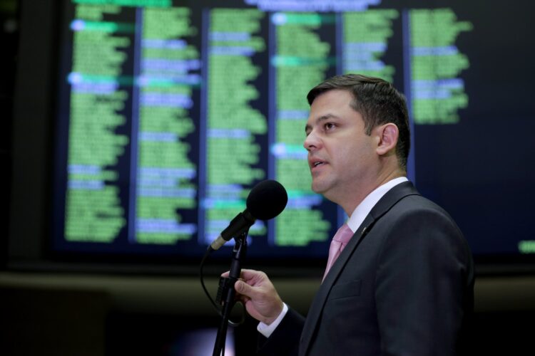 Tião Medeiros vota SIM a projeto que libera R$ 10 bi para compensar perdas no repasse do FPM às prefeituras