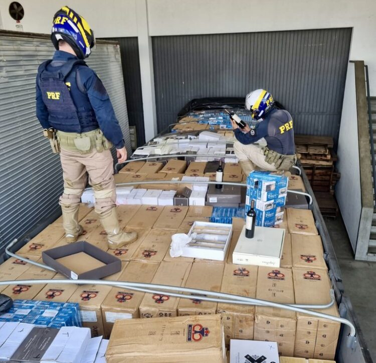 PRF apreende mais de 3 mil litros de vinho importados ilegalmente no Paraná