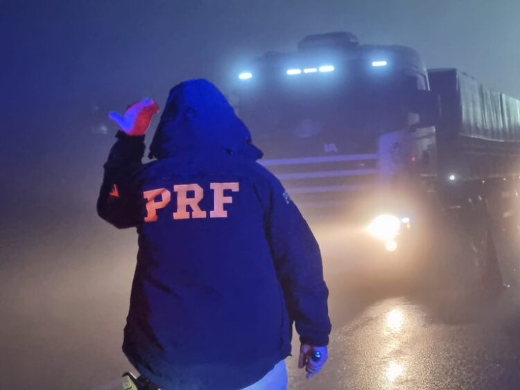 Baixa visibilidade: PRF alerta para segurança nas rodovias em dias de neblina