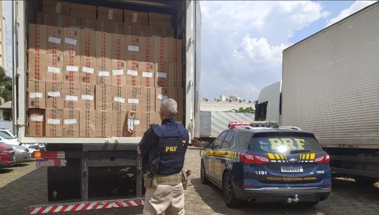 PRF apreende caminhão-baú com cigarros contrabandeados que seriam descarregados em Paranavaí