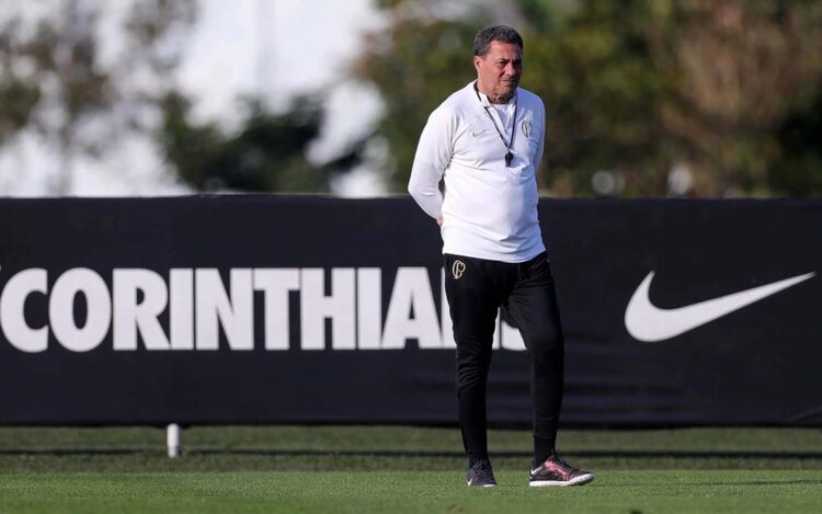 Santos balança com Luxemburgo livre,  mas vitória deve tornar interino um efetivo