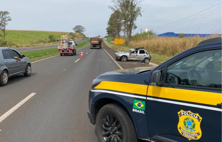 Lançado fora do veículo, homem morre em capotamento na BR-376