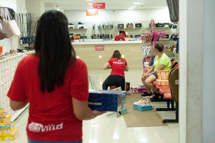 Sindicatos pretendem começar esta semana negociações para acordo coletivo do comércio