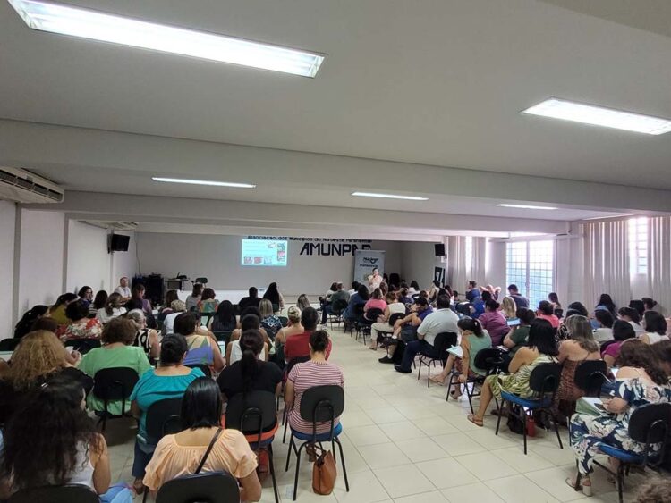 Profissionais da educação participam de capacitação junto ao Fundepar