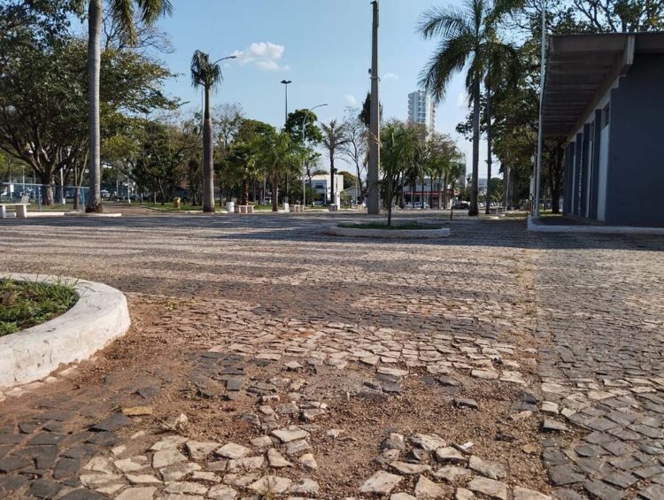 Nova licitação definirá empresa responsável  por substituir calçamento da Praça dos Pioneiros