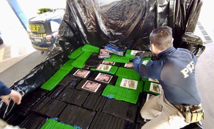 PRF apreende, em fundo falso de carreta, 1 tonelada de maconha no Paraná
