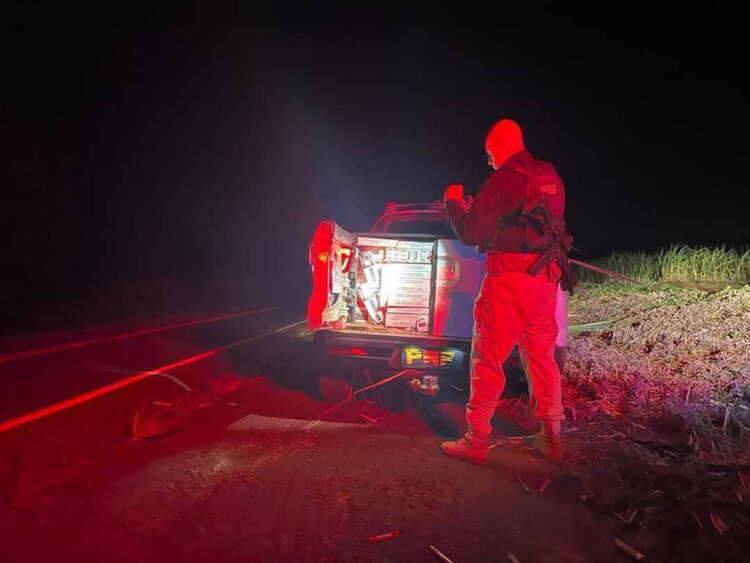 PRF recupera veículo roubado carregado com cigarros contrabandeados em Paiçandu
