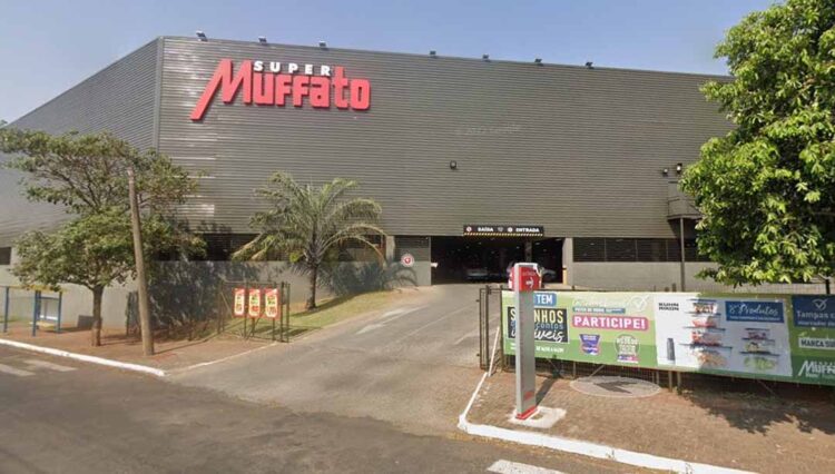 Mulher tem motocicleta furtada em estacionamento do supermercado Muffato