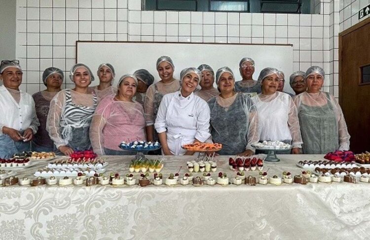 Alunas finalizam curso de preparo de doces finos