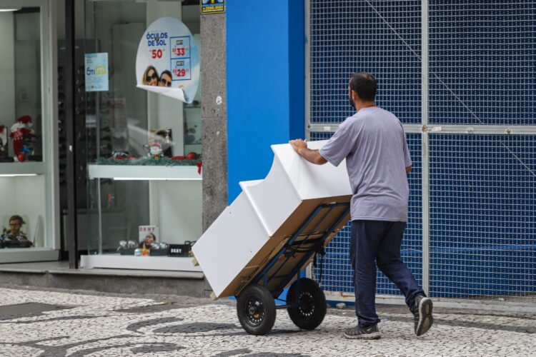 Setor de serviços cresceu 12,1% nos  primeiros sete meses; turismo evoluiu 11,3%