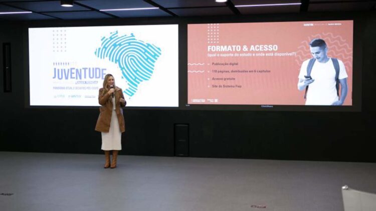 Brasil tem 34 milhões de jovens de baixa  renda e um terço está em atraso escolar