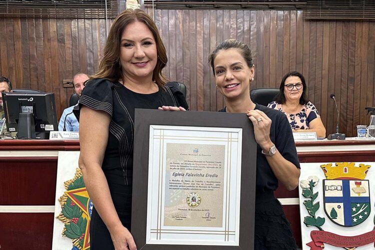 Egléia Erédia é condecorada com a Medalha do Mérito Dr. José Vaz de Carvalho