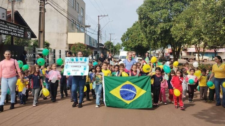 Passeata das crianças marca a Semana da Pátria