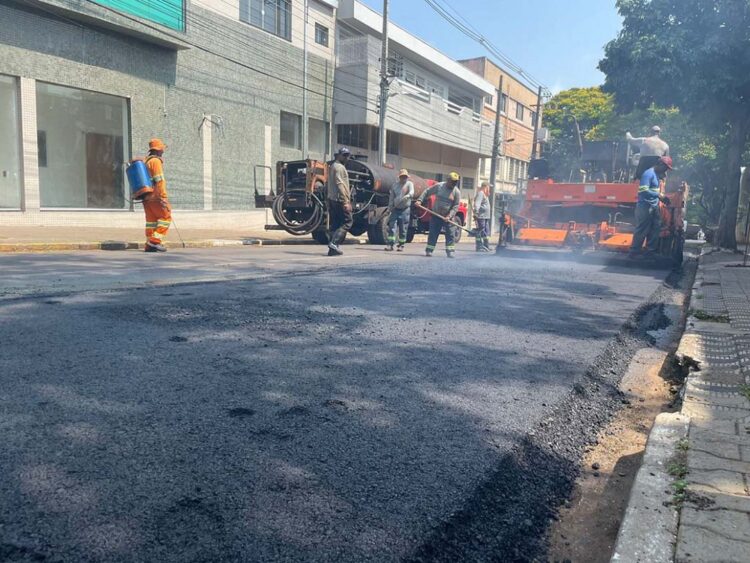 Iniciado recapeamento asfáltico na Rua Souza Naves