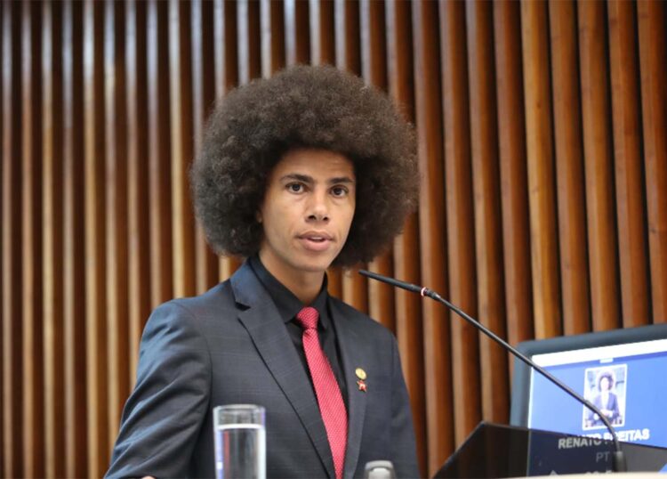 Renato Freitas apresenta projeto que prevê gratuidade no transporte intermunicipal para ex-detentos