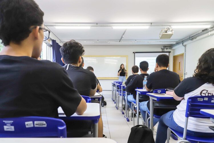 UEM e Unicentro abrem concurso e teste  seletivo para contratação de 187 professores