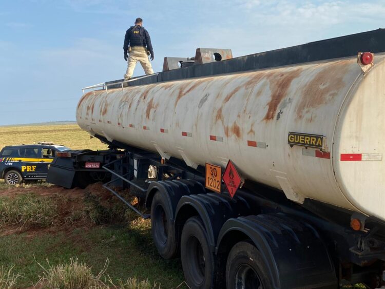 Após 50 quilômetros de acompanhamento, PRF e PM apreendem carreta carregada com cigarros
