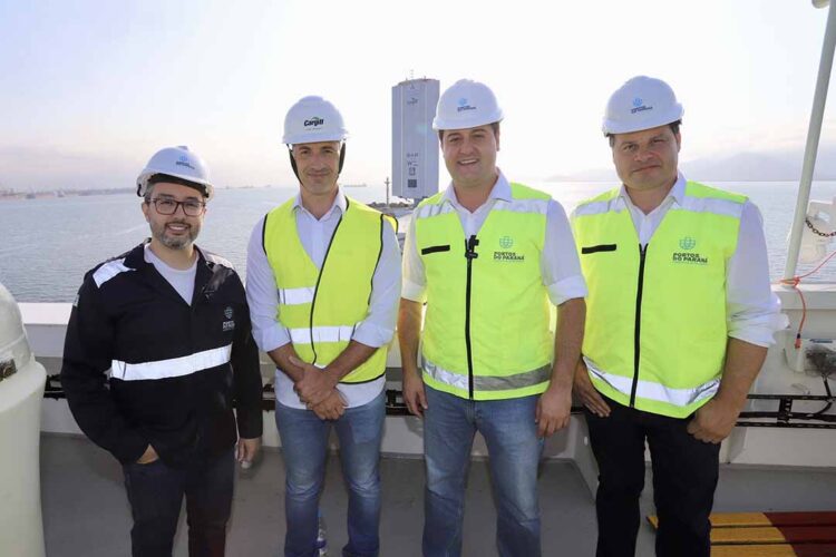 Ratinho Junior conhece o primeiro navio sustentável do mundo, que está no Paraná