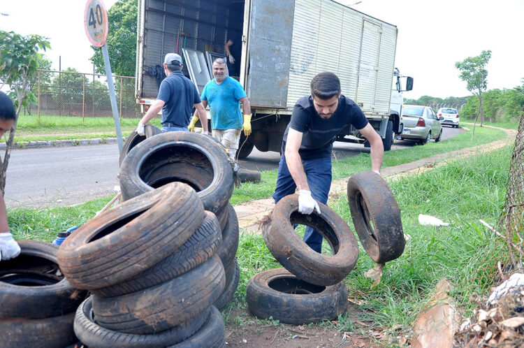 Morador da Vila Operária retira mais de 500 pneus do terreno utilizado para descarte de lixo
