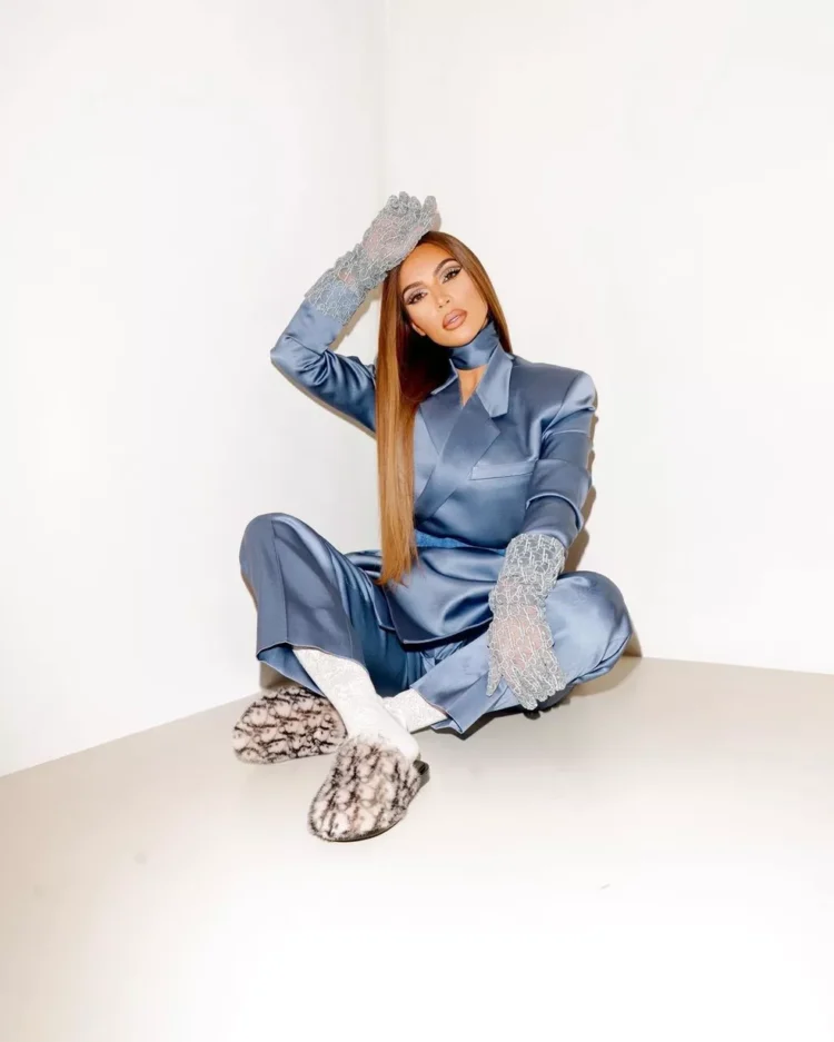 Kim Kardashian fatura milhões com coleção de roupas íntimas masculinas