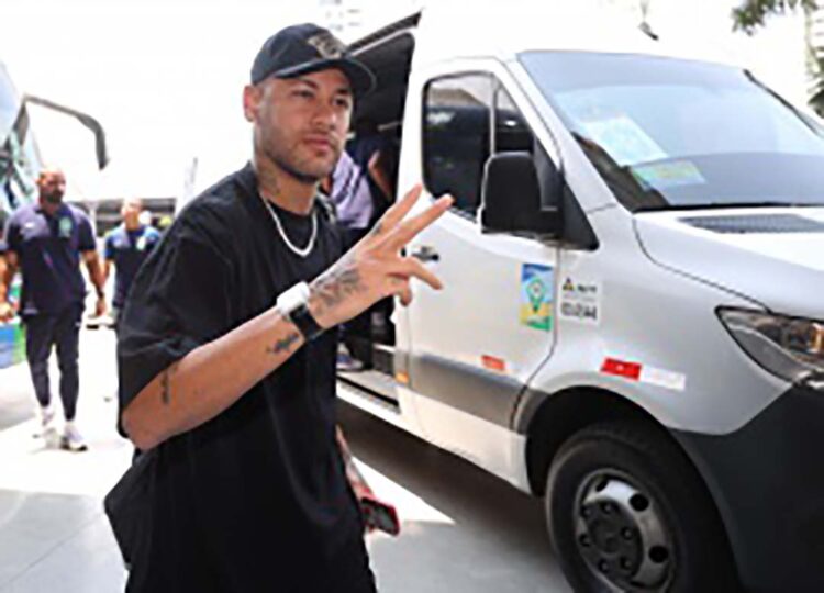 Craque se apresenta à seleção em  Cuiabá e brinca: ‘Calor é na Arábia’