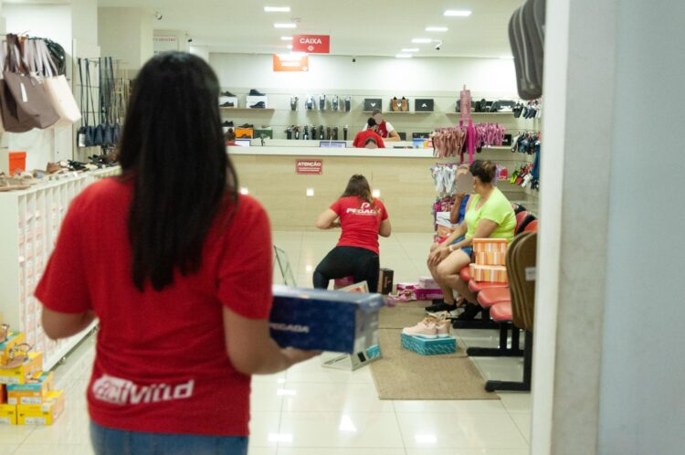 Sindicatos firmam acordo coletivo do comércio  varejista e fecham reajuste salarial em 5%