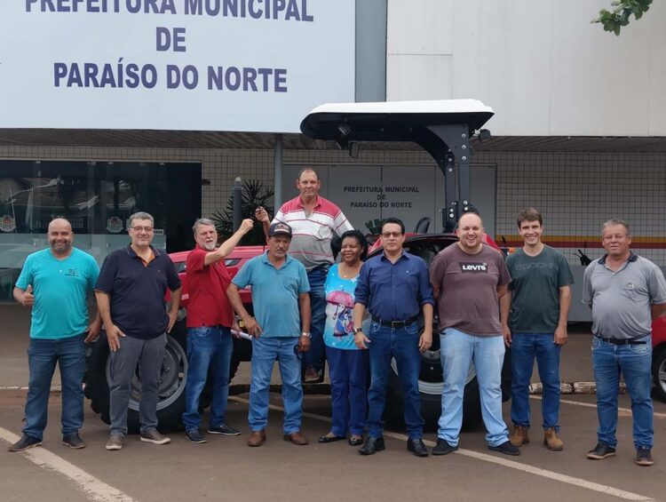 Prefeito faz entrega de trator para Departamento de Agricultura