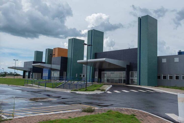 Homem leva cerca de 30 facadas e vai até a UPA dirigindo o próprio veículo