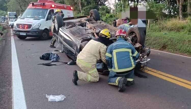 Mulher perde controle do veículo, capota e fica ferida na PR-082