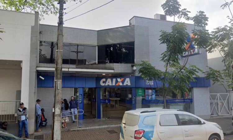 Homem é preso após tentar assaltar casal saindo da agência da Caixa Econômica Federal