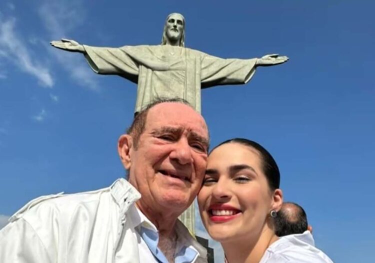 Aos 88 anos, Renato Aragão sobe no Cristo Redentor com a filha Livian