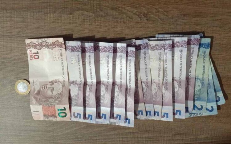 Veículo furtado em via pública é recuperado pela PM; em outra ocorrência, dois homens são presos por suspeita de roubo