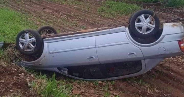 Duas pessoas ficam feridas após capotamento na PR-463