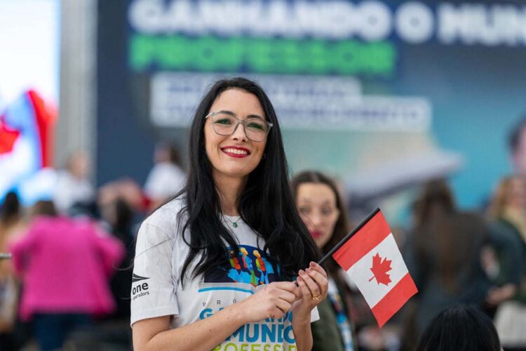 Professores selecionados do programa  Ganhando o Mundo embarcam neste sábado
