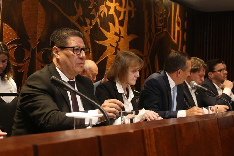 Deputado defende taxação de leite importado e seus derivados