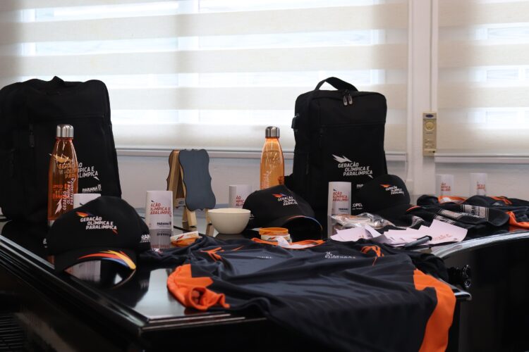 Atletas apoiados pelo Estado recebem kits que os identificam como talentos do esporte