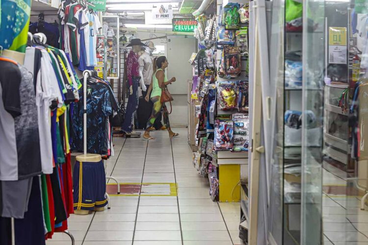 Comércio no Paraná cresce 3,9% em agosto em comparação a 2022, acima da média nacional