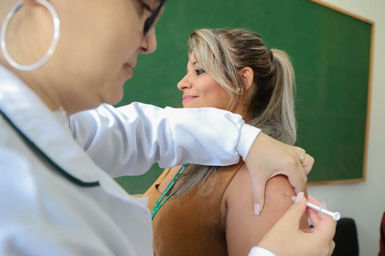 Com mais de 500 mil aplicações, Paraná dobra meta para campanha de multivacinação