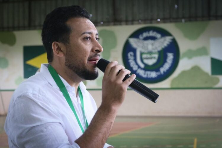 Deputado Adriano José fala da importância dos colégios cívico-militares em dia de votação