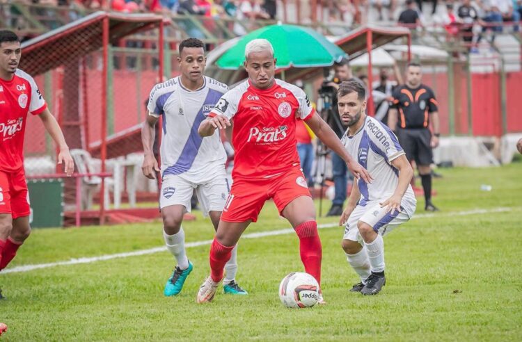 ACP vence e larga na frente na disputa pelo título