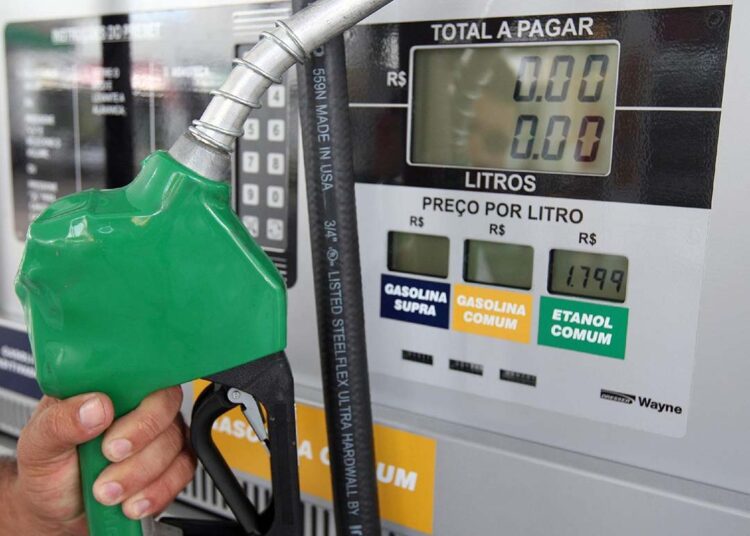 Preço da gasolina cai mais R$ 0,04 por litro nos postos, diz ANP