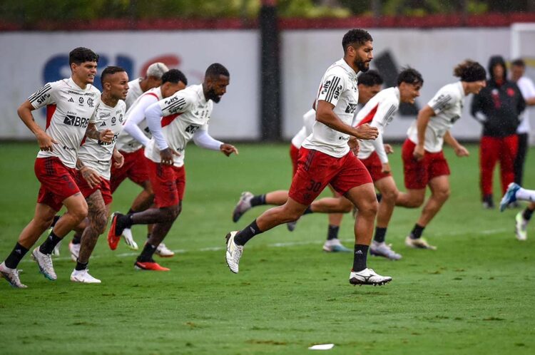 Pulgar, Arrascaeta e Varela chegam  ao Rio para reforçar o Flamengo
