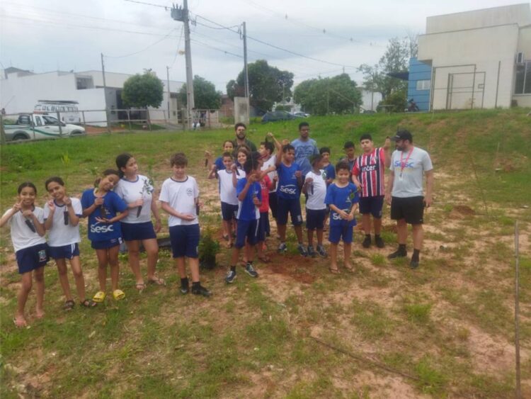 Em ação educativa, município planta 100 mudas de árvores nativas no Parque Ouro Branco